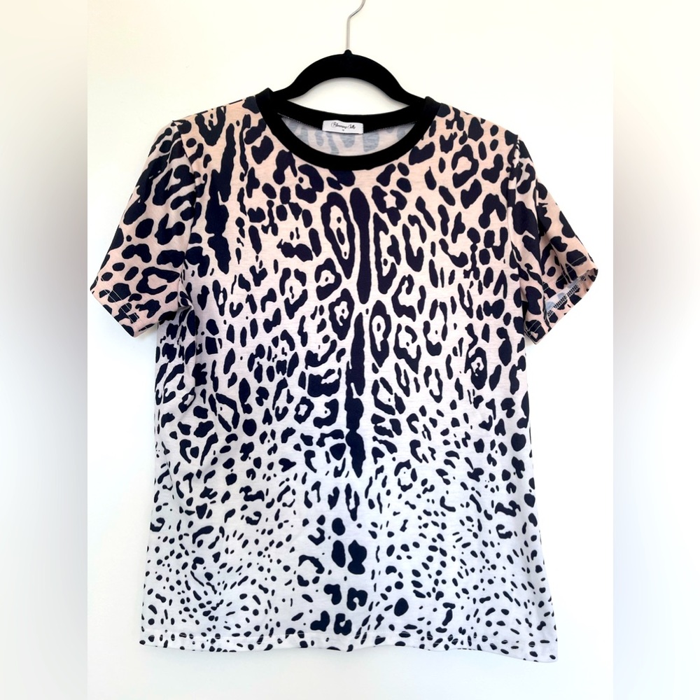 Cheetah print crew neck T-Shirt Size Medium